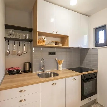 Vijula - With Private Parking Apartment