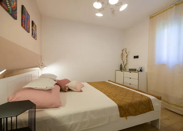 Vijula - With Private Parking Apartment Komiža